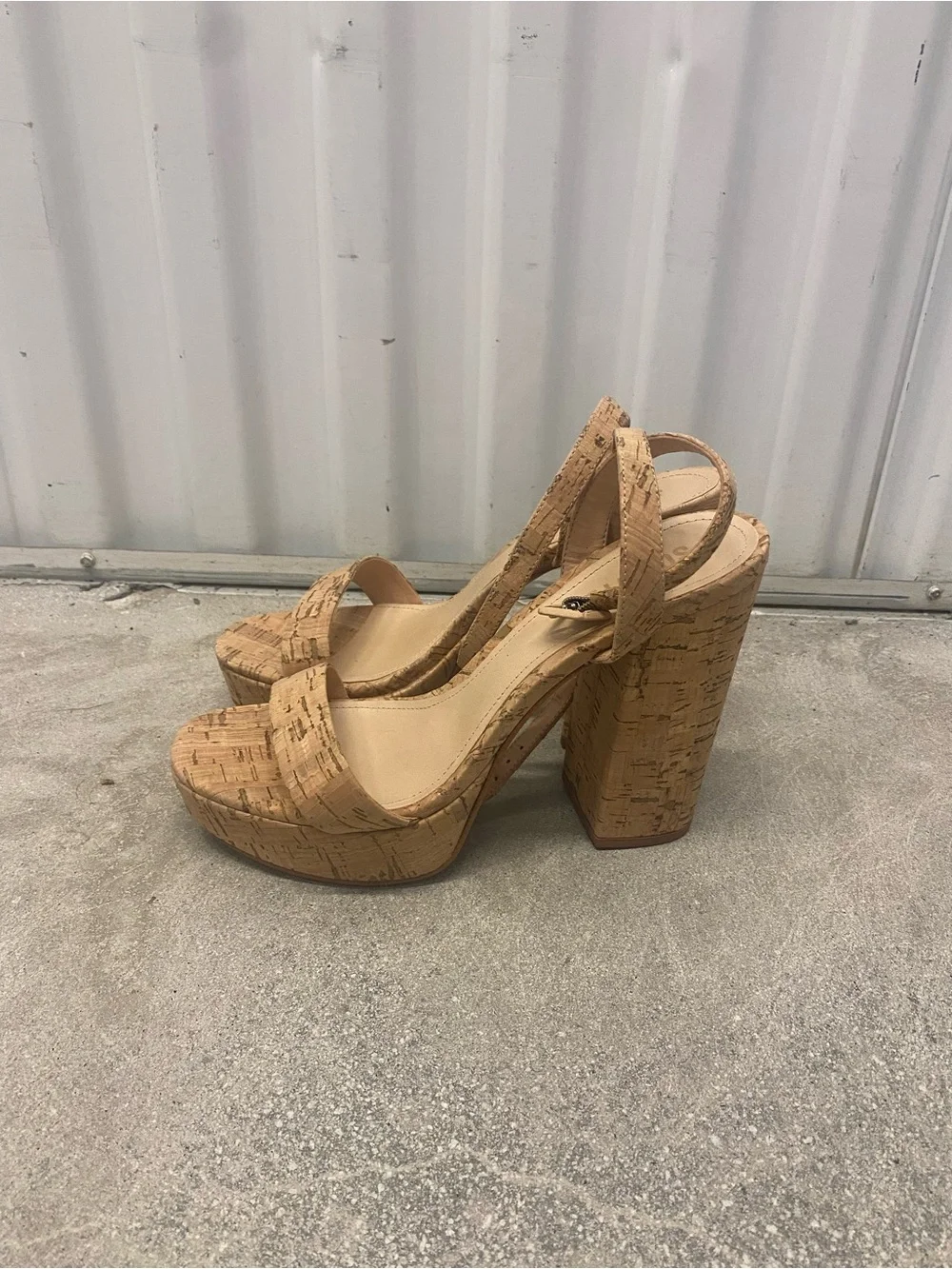 SCHUTZ new without